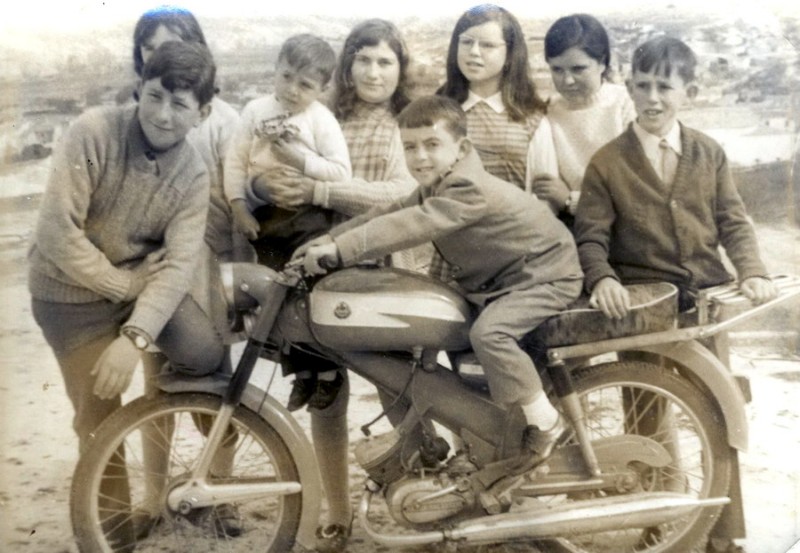 Chicos con la moto. anos 60.jpg