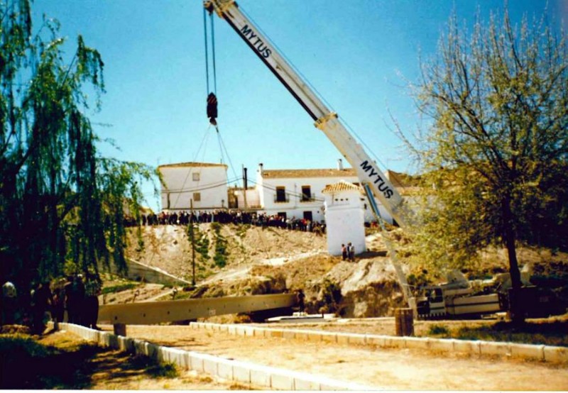 Colocacion del paso del rio a la piscina municipal. Anos 90 - 2.jpg