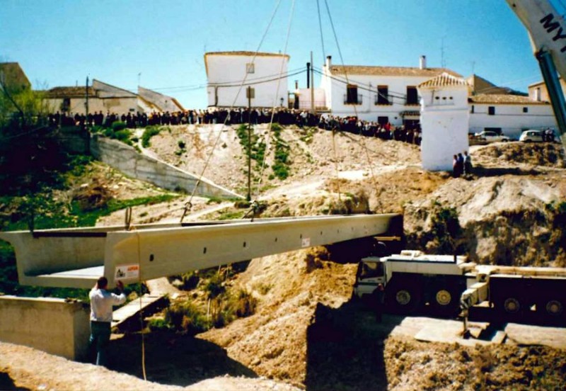 Colocacion del paso del rio a la piscina municipal. Anos 90.jpg