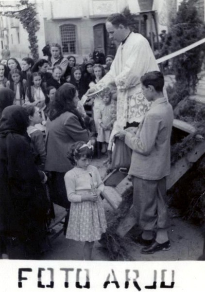 Comunion en la plaza en los anos 50.jpg