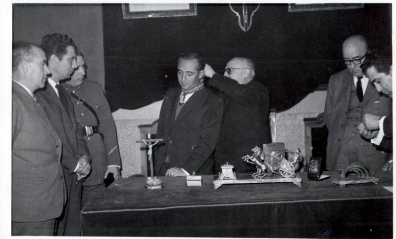 Condecoración al alcalde de Galera. Anos 60.jpg