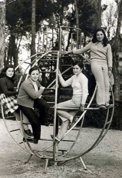 Amigas en el parque de Huescar. Anos 70.jpg