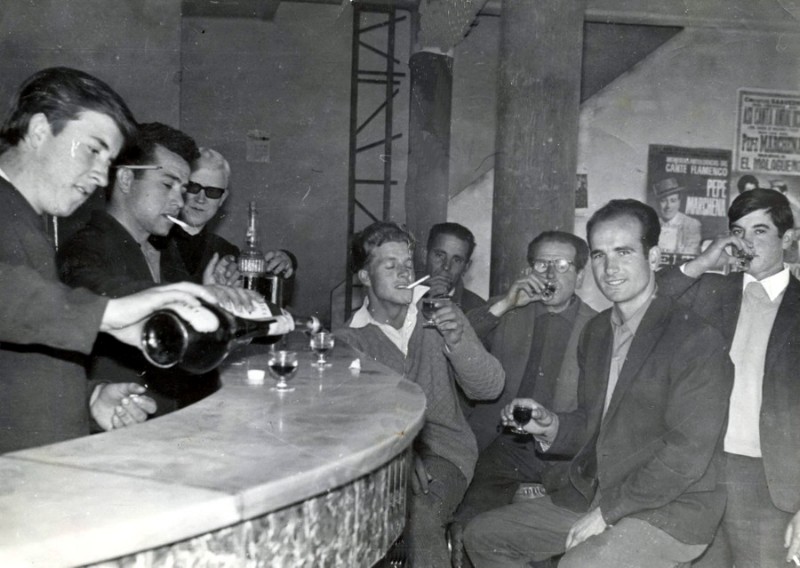 En el bar de Cirilo, medidos los 60.jpg