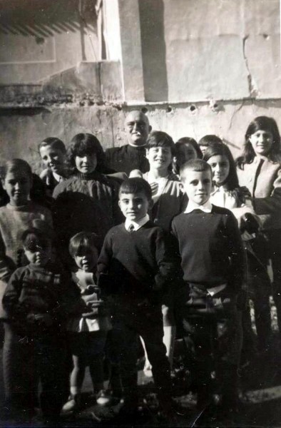 En el patio con D.Juan de Dios. Finales de los anos 60.jpg