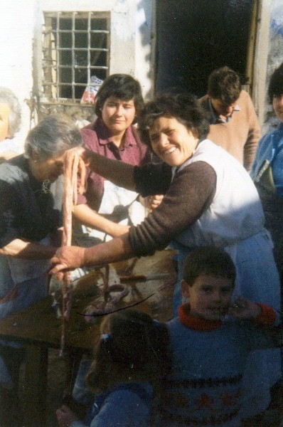 Haciendo los chorizos. Anos 80.jpg