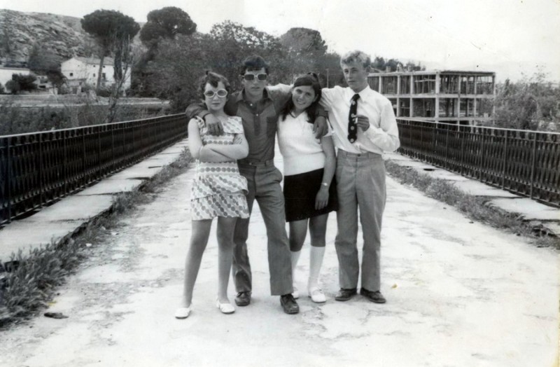 Jovenes de Galera en el puente,en los 70.jpg