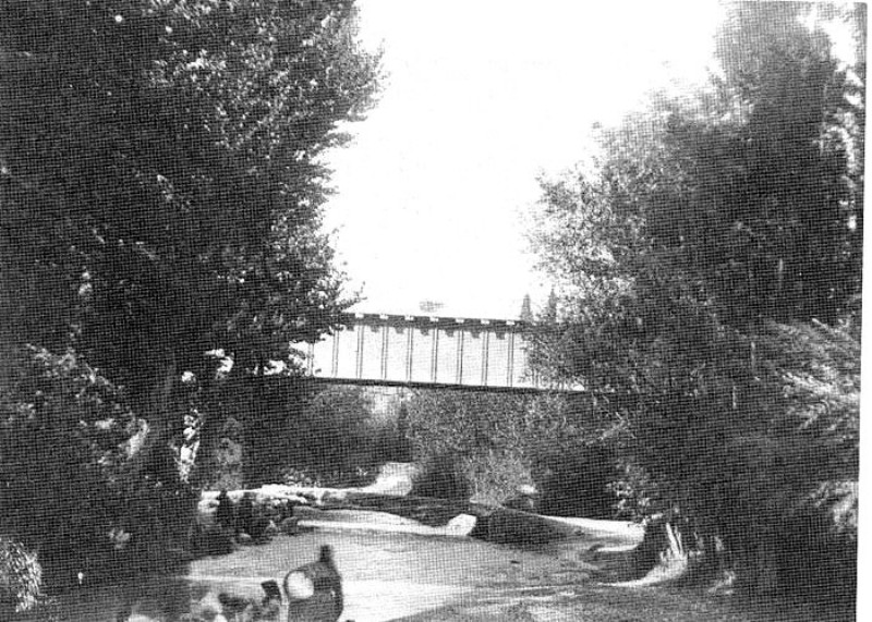 30. Puente y lavanderas. 1917.JPG