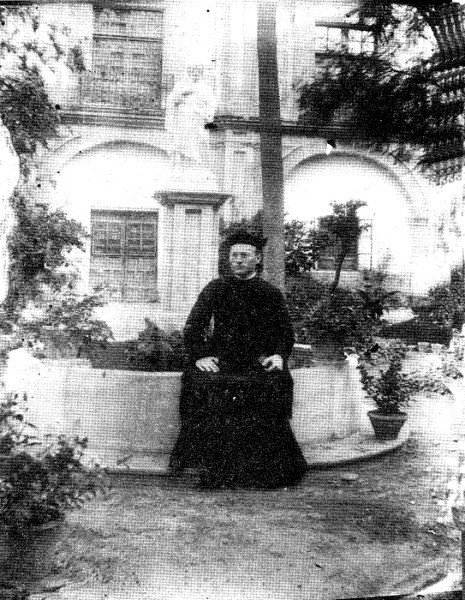 05. Reflexión en el claustro 1915.JPG