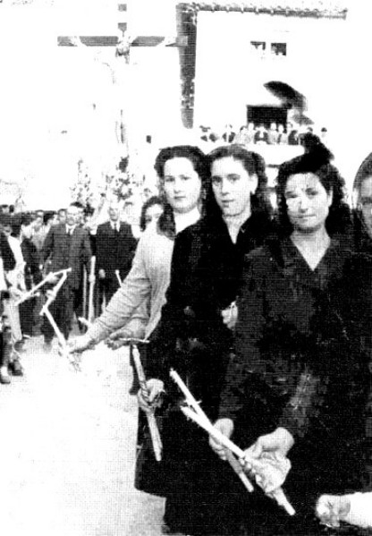 65 Alumbrando al Cristo. Mayo 1954.JPG