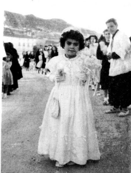 75. Con flores a Maria. 1943.JPG